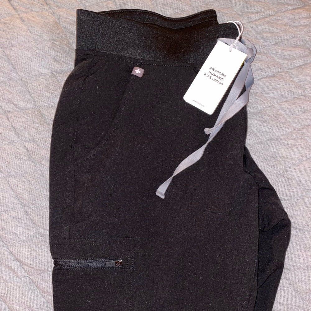 Size M black FIGS Zamora jogger scrubs